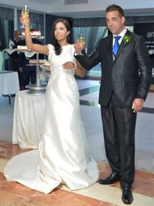 boda laura y jose brindando